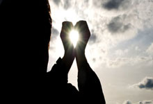 手机上买股票哪个app好:股票分红前后买入技巧-宁德时代：宜春项目采矿许可证8月9日到期后已暂停开采作业 该事项对公司整体经营影响不大